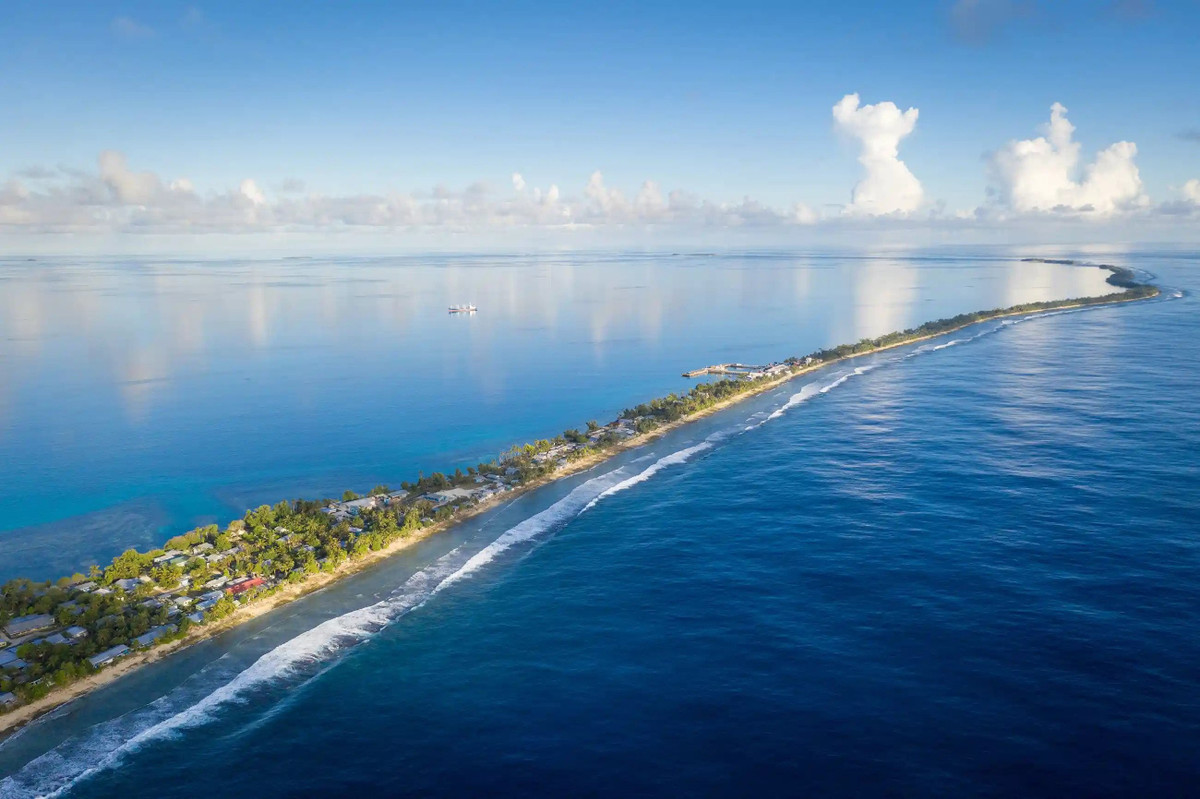 Tuvalu là một quốc gia ở Nam Thái Bình Dương, nằm giữa Hawaii và Australia. Quốc gia này gồm nhiều đảo nhỏ và đảo san hô với tổng diện tích chỉ 26 km2, nằm rải rác trên 500.000 km2 đại dương. Tuvalu đứng thứ 4 trong số các quốc gia và vùng lãnh thổ nhỏ nhất thế giới. Điểm cao nhất của quốc đảo Tuvalu chỉ cao 5 m so với mực nước biển, khiến nó chịu tổn thương nặng nề từ mực nước biển dâng. Ảnh: Sean Gallagher.