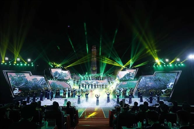 Biểu diễn nghệ thuật tại chương trình. Ảnh: Thống Nhất - TTXVN.