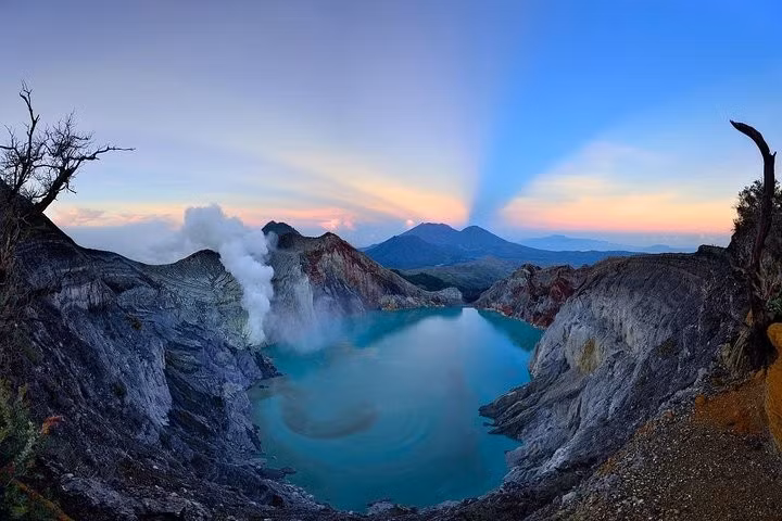 Kawah Ijen là miệng núi lửa chứa hồ axit lớn nhất thế giới. Núi lửa này hiện vẫn đang hoạt động..