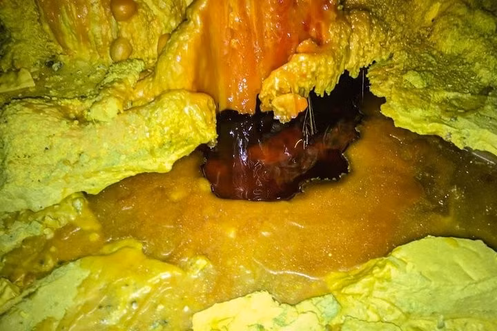 Thông thường, lưu huỳnh trong các khí này ngưng tụ sau khi bắt sáng, tạo thành chất lỏng chảy một đoạn ngắn dọc theo núi lửa trước khi đông đặc thành các lớp trầm tích màu vàng.