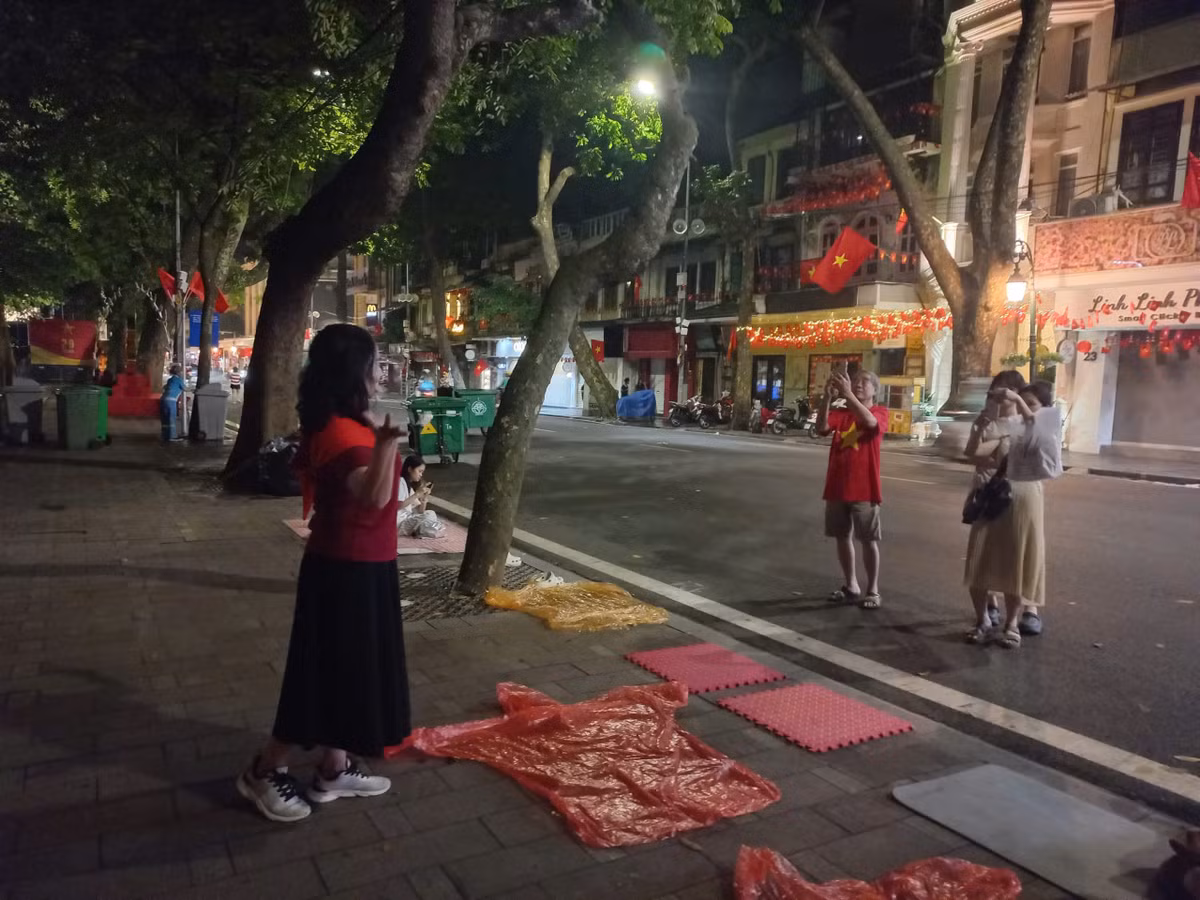 Người dân lưu lại hình ảnh làm kỷ niệm.