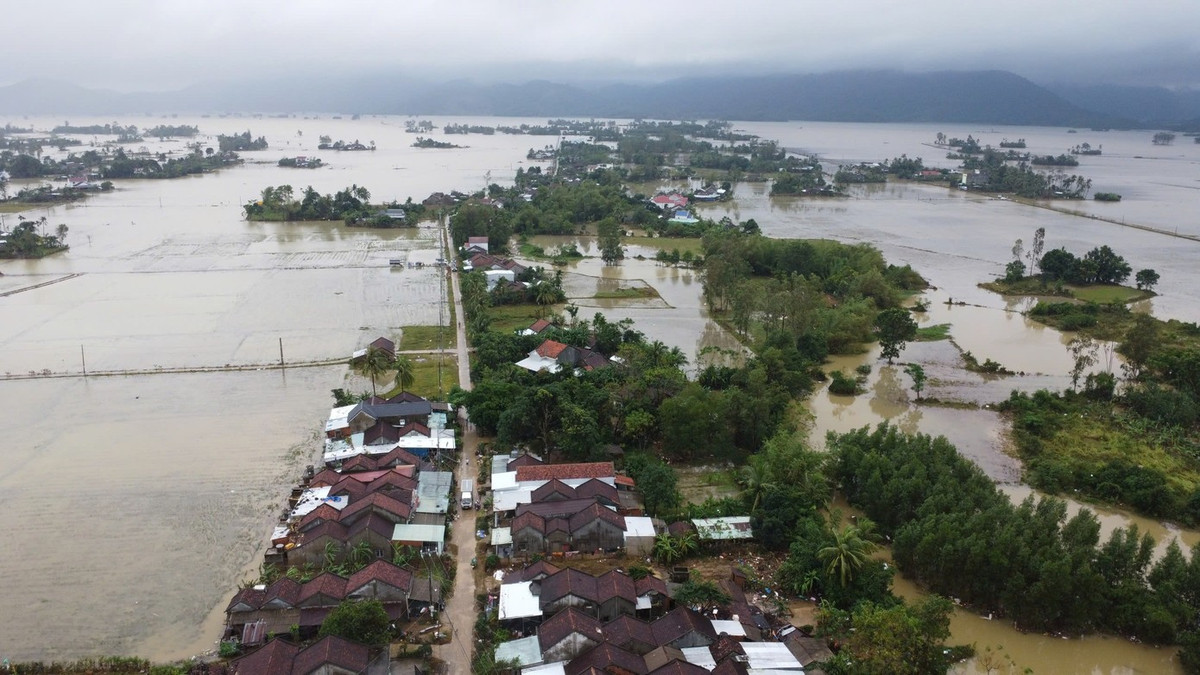 Hạ du Đắk Lắk chìm trong biển nước vì trận lũ lịch sử.