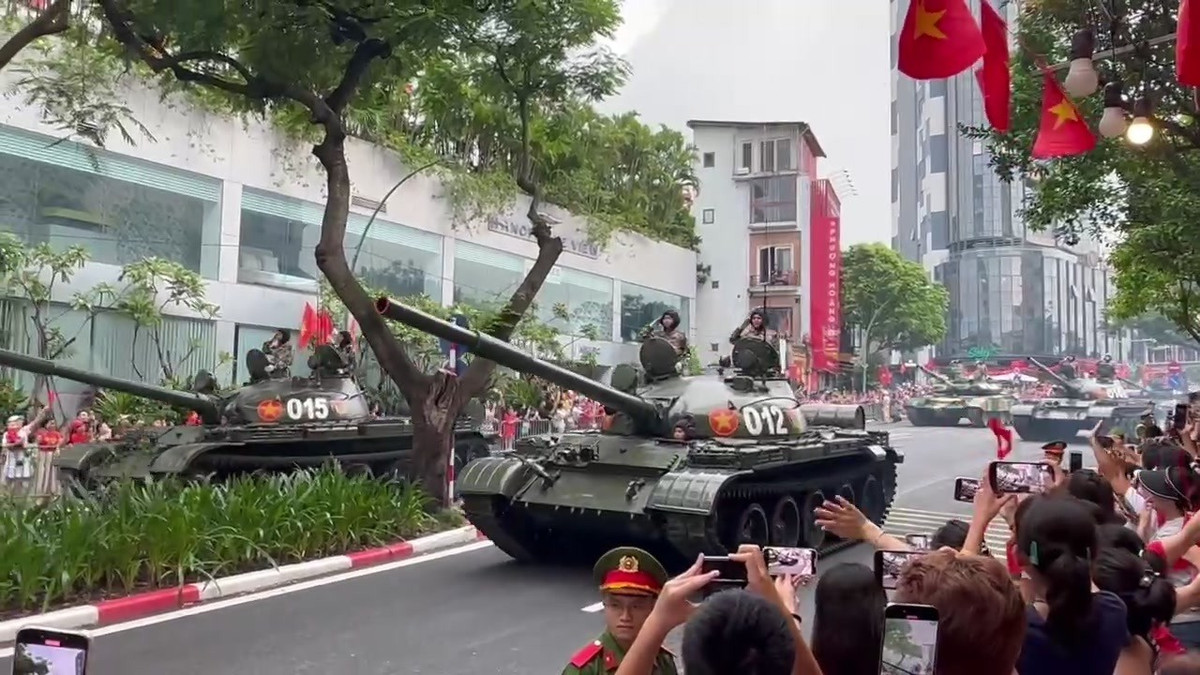 Trước đó, Hà Nội mưa lớn, ngập nhiều tuyến phố. May mắn, thời tiết đẹp dần để người dân có thể cùng nhau tận hưởng trọn vẹn khoảnh khắc đẹp bên nhau.