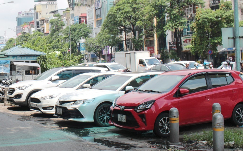 Bãi xe thứ 3 là khu đất trống từ số nhà 621 - 768 đường Đê La Thành. Hiện bãi xe này cũng đủ điều kiện để trông ô tô, xe máy và có thể lắp trạm, trụ sạc cho xe điện.