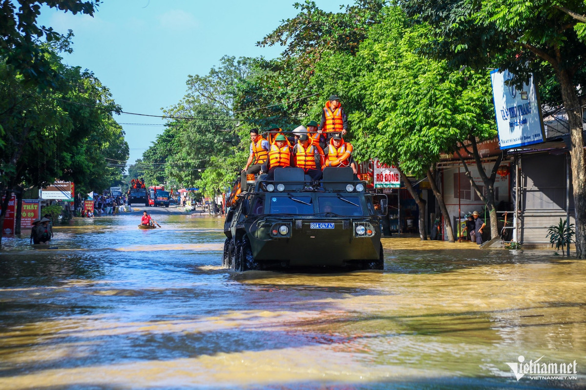 Tính từ đêm 8 và 9/10, vẫn còn hàng nghìn hộ dân ở hai xã trên chưa kịp được sơ tán, trong khi mực nước lũ rút rất chậm. Nhiều nơi bị chia cắt, ngập sâu 1,5m, khiến phương tiện vận tải, kể cả phương tiện cỡ lớn cũng không thể di chuyển.