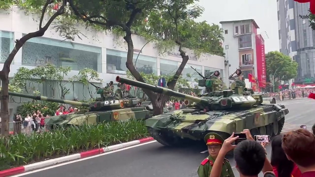 Người dân nhiều thế hệ đứng sát bên nhau, tất cả chung một niềm tự hào Việt Nam.