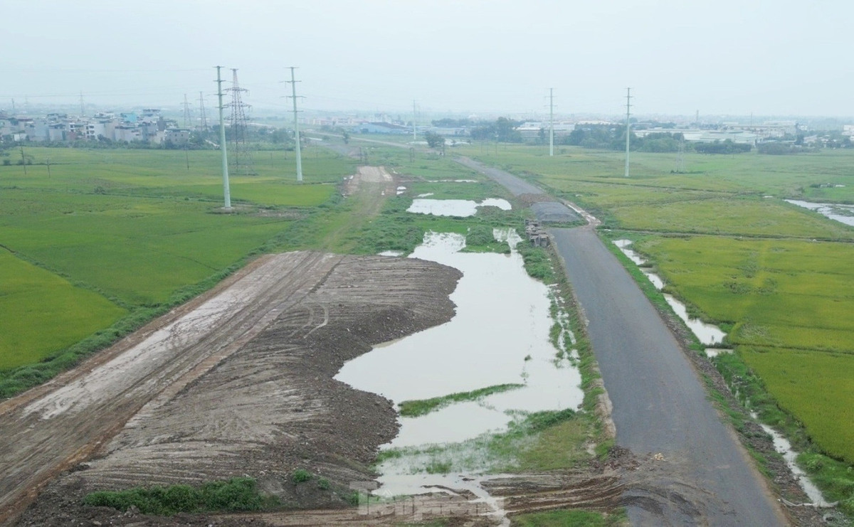 Tại đoạn dự án từ QL6 (bến xe Yên Nghĩa) đi QL1, hiện đoạn đi qua phường Phú Lãm, quận Hà Đông cũ dự án chỉ thi công được khoảng 3 km thì gặp đường điện cao thế chưa được di dời, dẫn đến công trường ở đây phải dừng lại cả năm nay.