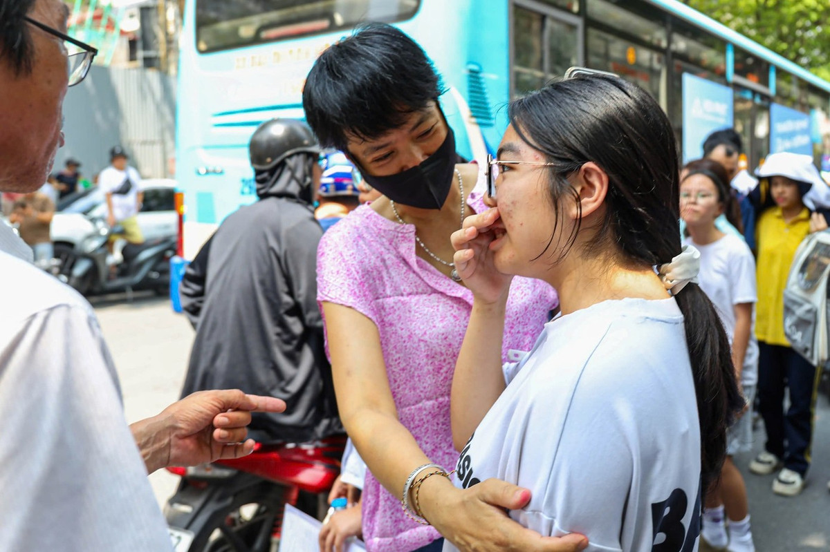 Học sinh Hà Nội trong kì thi tuyển sinh lớp 10, kì thi áp lực nhất trong 12 năm học. Ảnh: Đức Nguyễn