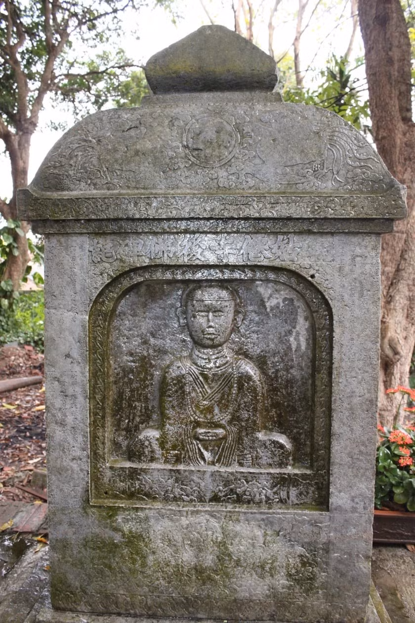 Bia đá chùa Ma Cô Tiên ở Châu Cầu, Châu Phong, Quế Võ, Bắc Ninh.