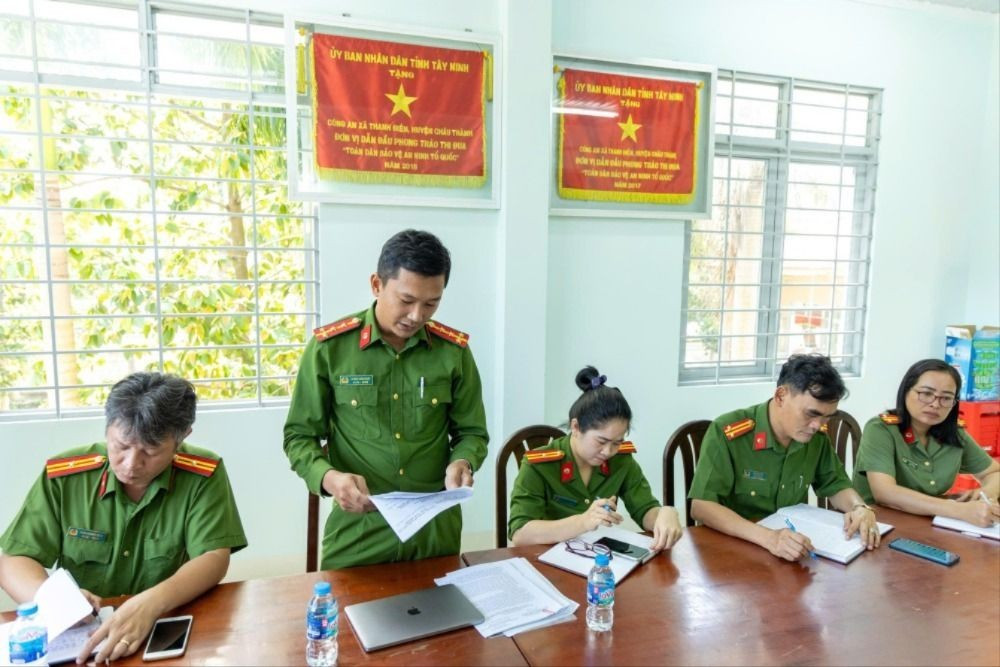 Phòng CSĐT tội phạm về tham nhũng, , buôn lậu và môi trường, Công an tỉnh Tây Ninh, thông qua Quyết định xử phạt vi phạm hành chính. Ảnh: CTV