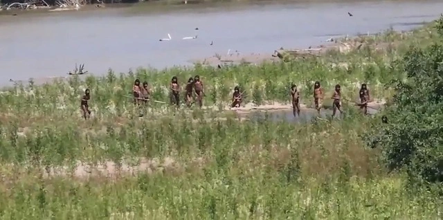 Lần đầu tiên, công chúng được nhìn thấy những khuôn hình cận cảnh, độ phân giải cao về một bộ lạc sống biệt lập giữa rừng Amazon. (Ảnh: NYP)