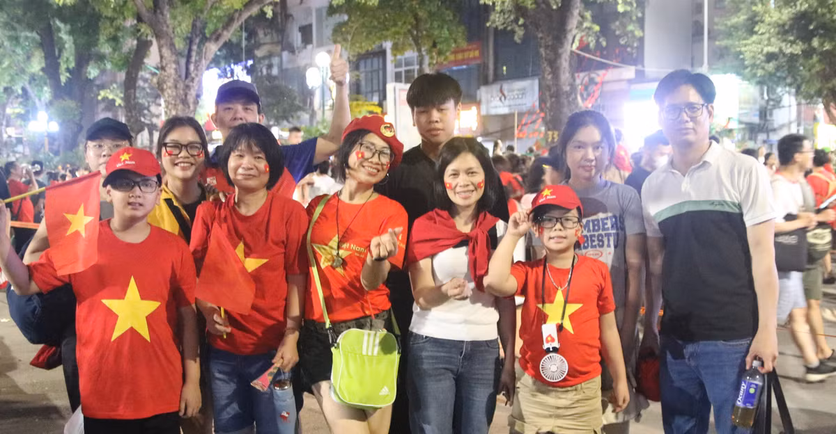 Cùng ghi lại giây phút đáng nhớ, hòa chung tình yêu Tổ quốc và niềm tự hào Việt Nam.