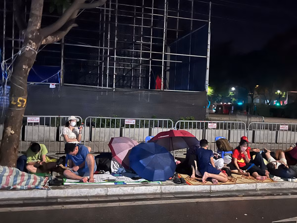 Tuyến đường Hùng Vương, Đây là khu vực lý tưởng để quan sát khi đoàn rời Quảng trường Ba Đình và bắt đầu chia hướng. Vì thế, ngay trong đêm 1/9, hầu như tất cả các chỗ đã đông chật người.