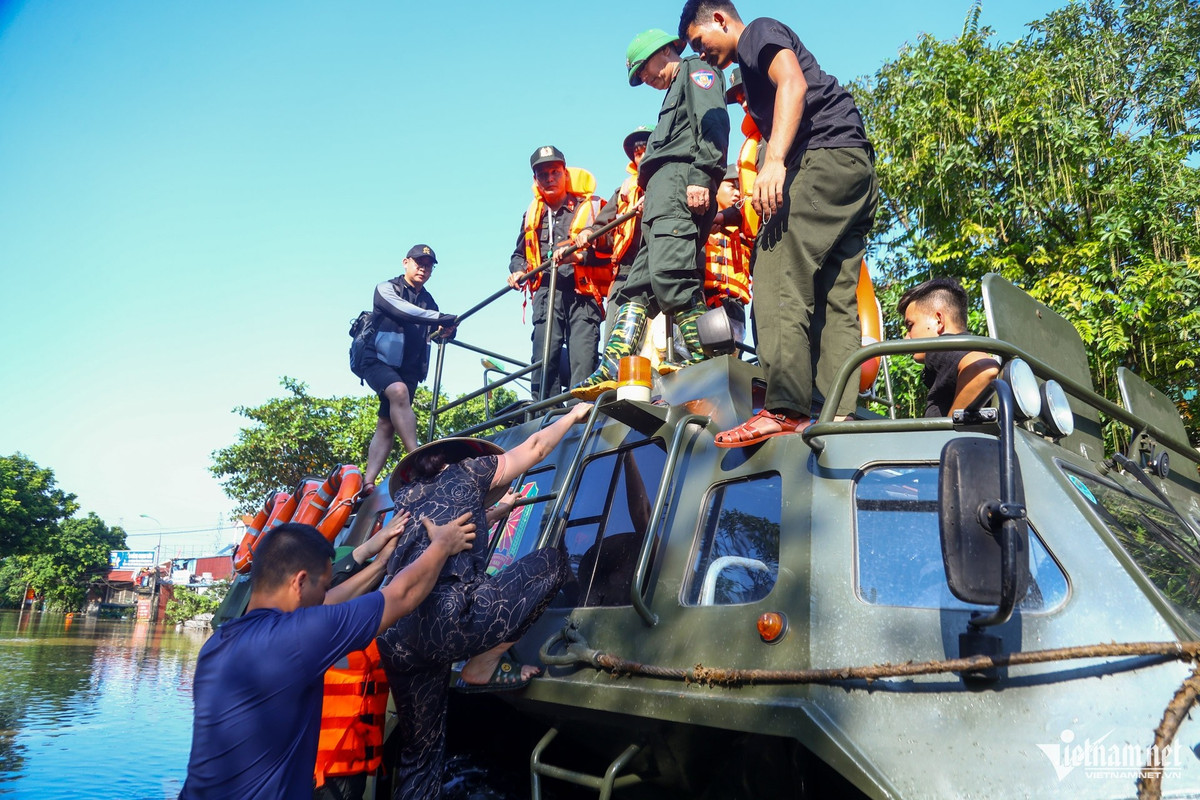 Ngoài nhiệm vụ chở người dân ra khỏi vùng ngập lụt, BTR-60 còn được huy động để mang lương thực, thực phẩm tới cho bà con.