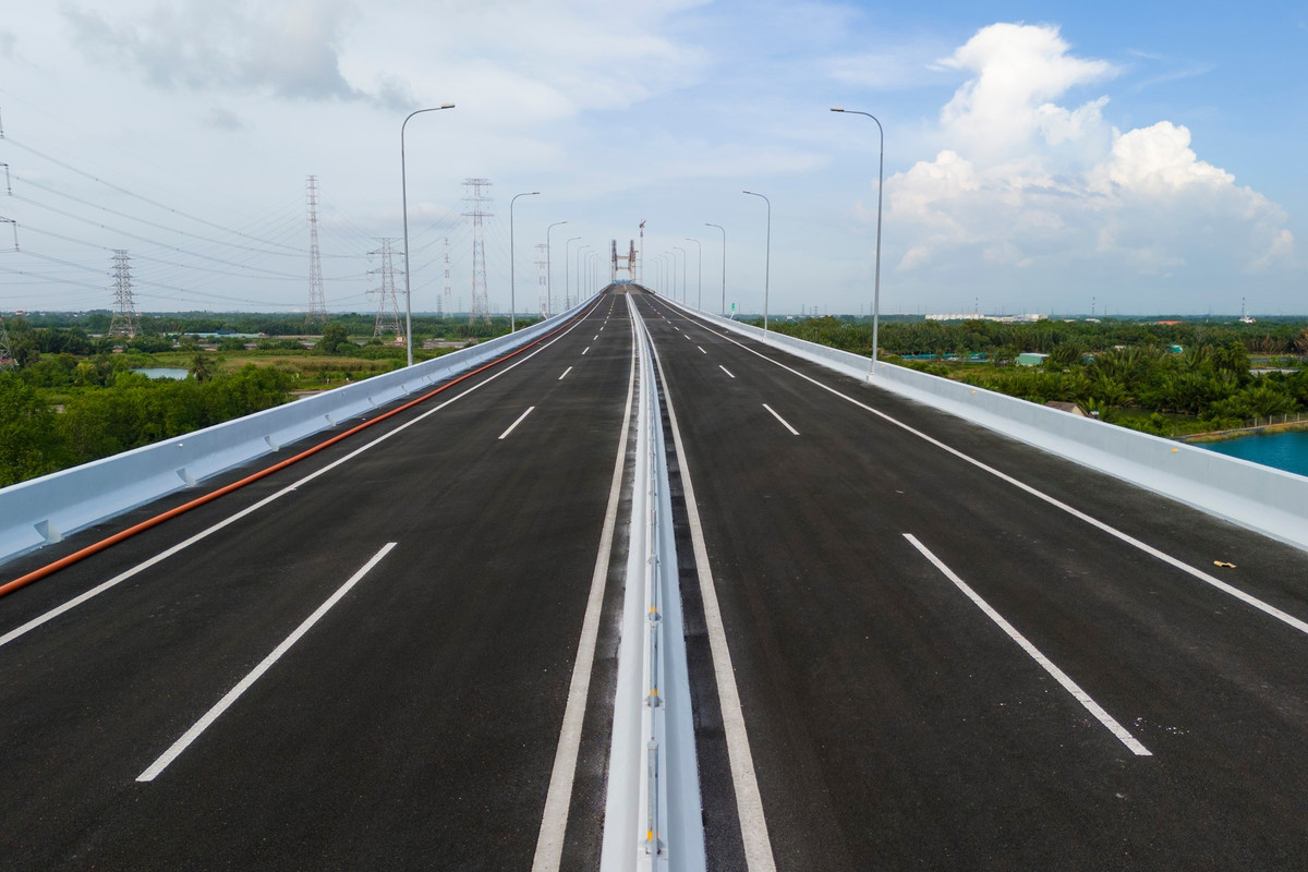 Khởi công năm 2014, cao tốc Bến Lức - Long Thành có tổng chiều dài gần 58 km, đi qua Đồng Nai, TP.HCM và Tây Ninh, tổng mức đầu tư 31.300 tỷ đồng, hiện giảm xuống còn 29.587 tỷ.