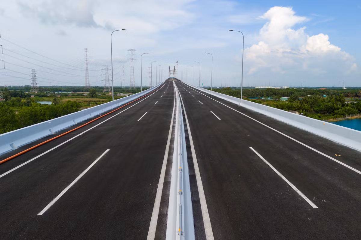 Khởi công năm 2014, cao tốc Bến Lức - Long Thành có tổng chiều dài gần 58 km, đi qua Đồng Nai, TP.HCM và Tây Ninh, tổng mức đầu tư 31.300 tỷ đồng, hiện giảm xuống còn 29.587 tỷ.