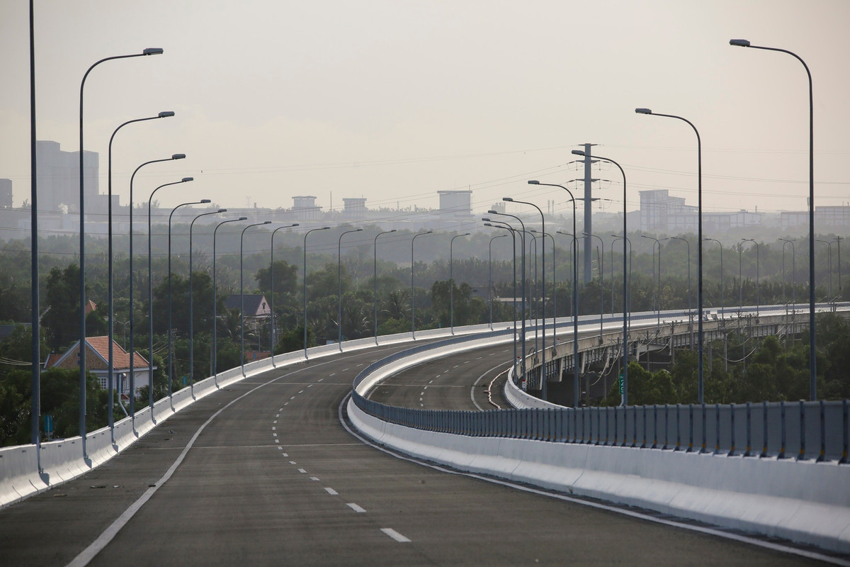 Tại hai bên bờ Cần Giờ và Nhơn Trạch, đường dẫn lên cầu đã được thi công trải nhựa, lắp lan can, hệ thống chiếu sáng...