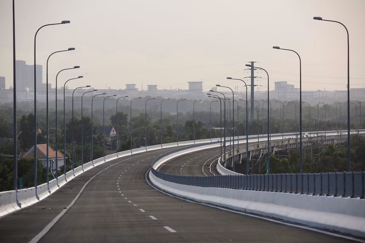 Tại hai bên bờ Cần Giờ và Nhơn Trạch, đường dẫn lên cầu đã được thi công trải nhựa, lắp lan can, hệ thống chiếu sáng...