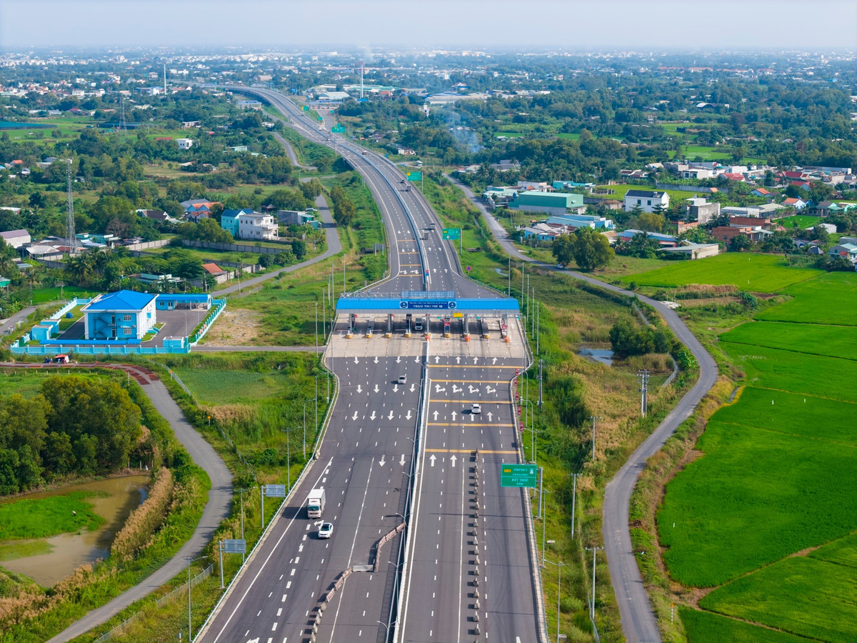 Tuyến đường có 4 làn xe chạy, 2 làn dừng khẩn cấp, tốc độ tối đa 100 km/h. Đây là dự án cao tốc lớn nhất phía Nam giúp liên kết hai vùng Đông và Tây Nam Bộ, phân luồng xe không phải chạy qua nội đô TP.HCM. Tuy nhiên, dự án chậm triển khai do khó khăn về chính sách đầu tư, thiếu vốn.