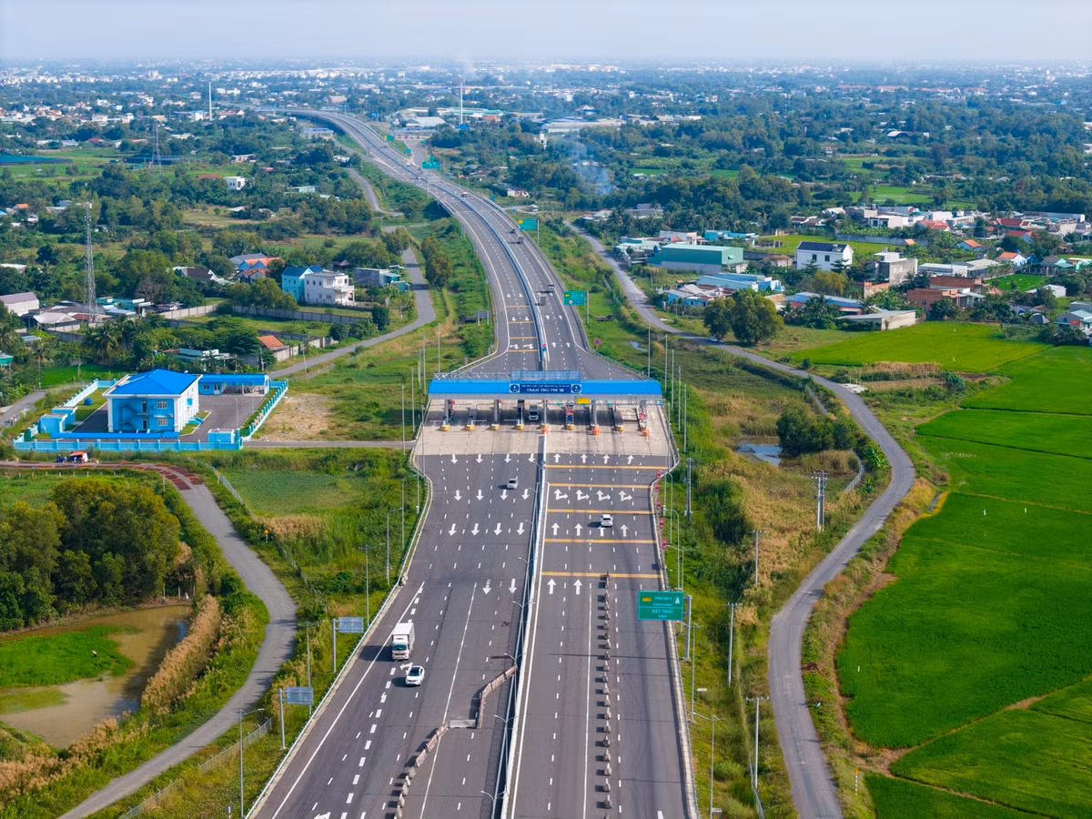 Tuyến đường có 4 làn xe chạy, 2 làn dừng khẩn cấp, tốc độ tối đa 100 km/h. Đây là dự án cao tốc lớn nhất phía Nam giúp liên kết hai vùng Đông và Tây Nam Bộ, phân luồng xe không phải chạy qua nội đô TP.HCM. Tuy nhiên, dự án chậm triển khai do khó khăn về chính sách đầu tư, thiếu vốn.