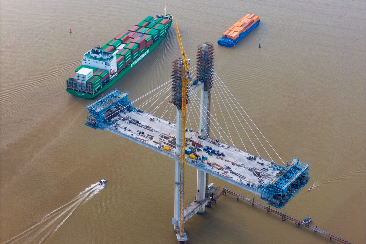 Trước đó, gói thầu xây cầu Phước Khánh được VEC ký hợp đồng với liên danh Sumitomo Mitsui - Cienco 4, bắt đầu triển khai từ tháng 1/2016.