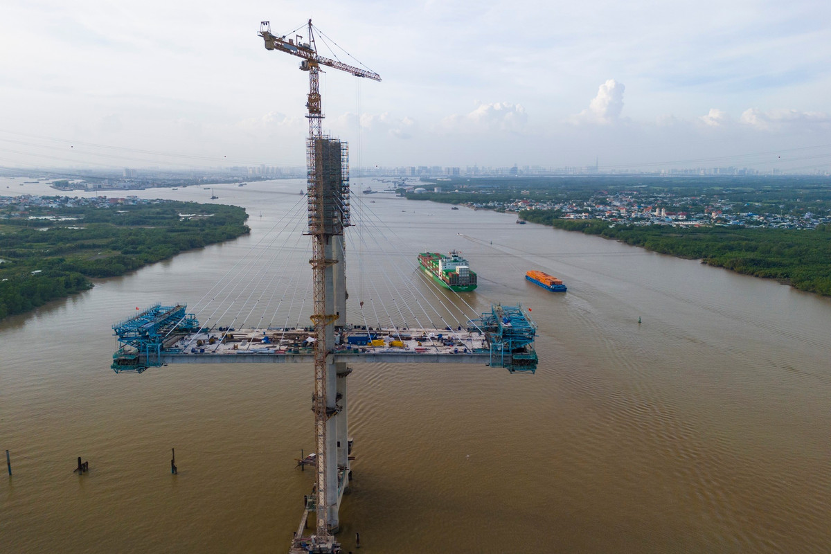 Trụ chính P15 phía Cần Giờ cũng đã thi công xong bó cáp dây văng thứ 5, đang trong giai đoạn thi công bó số 6.