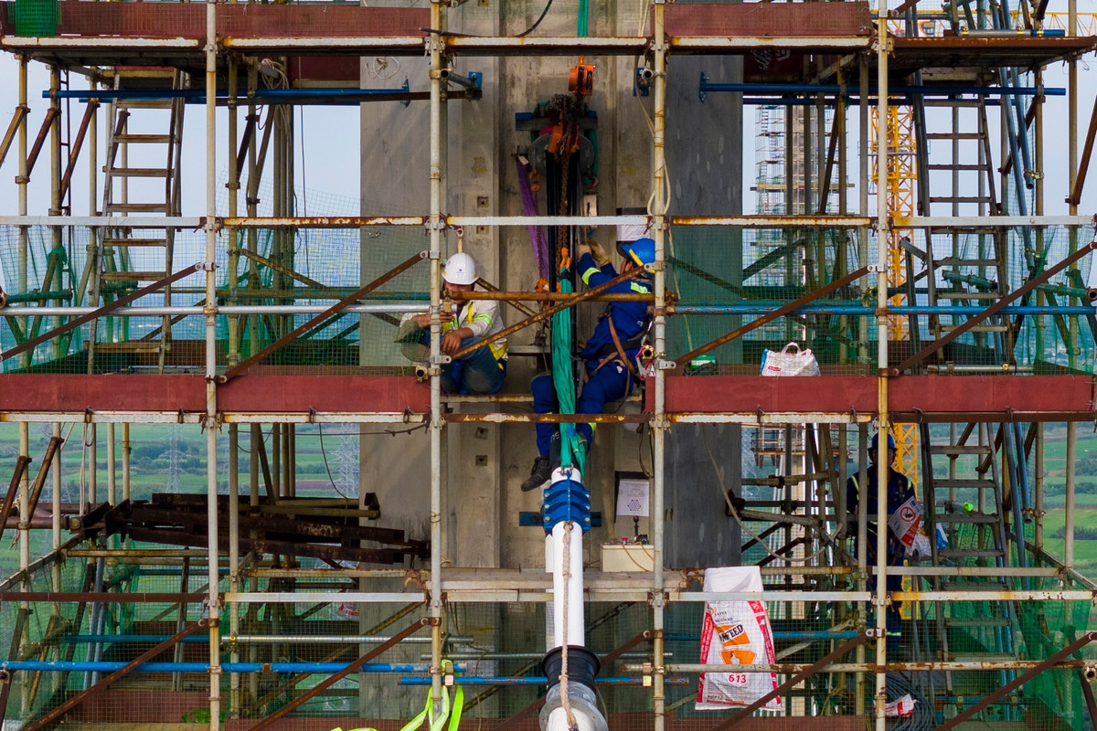 Cầu được thiết kế dây văng, dài hơn 3 km, rộng gần 22 m, tĩnh không 55 m - cao nhất trong các cây cầu tại Việt Nam.