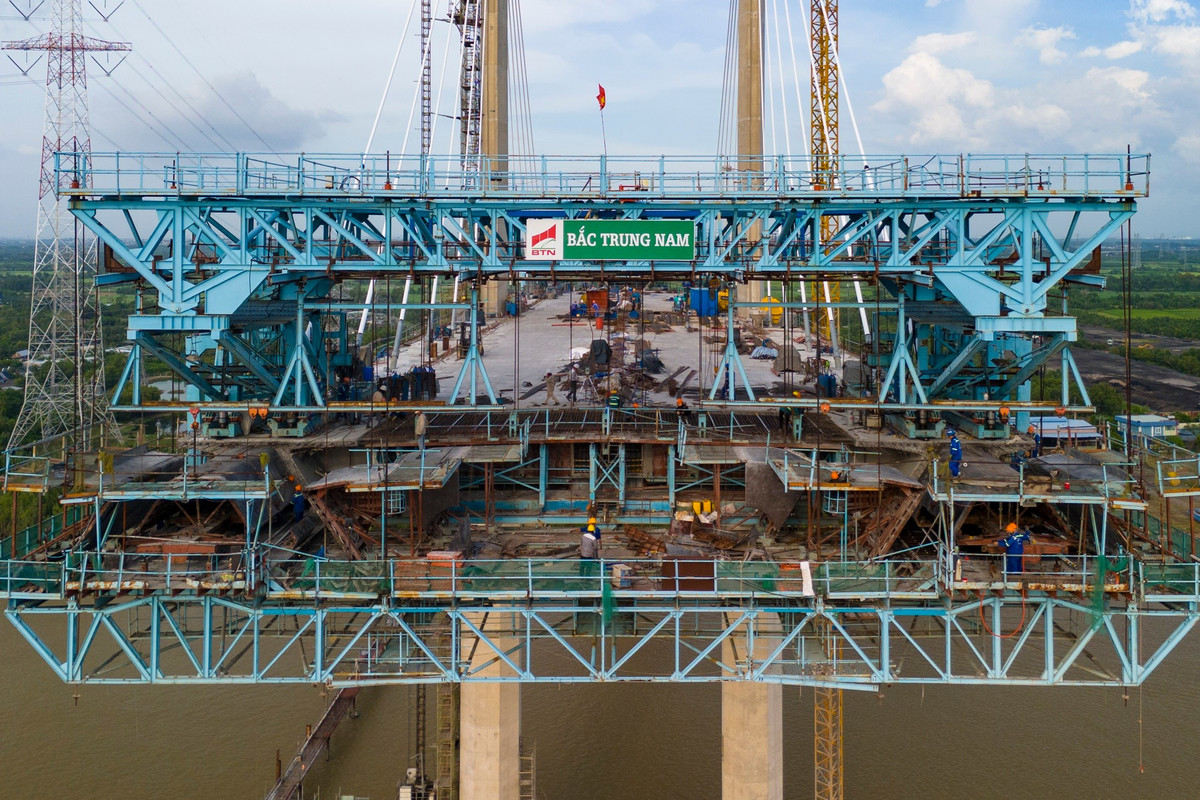 Liên danh Công ty cổ phần xây dựng hạ tầng Bắc Trung Nam - Công ty TNHH Freyssinet Việt Nam là đơn vị trúng thầu với giá trị hợp đồng hơn 635 tỷ đồng, thời gian thi công trong 450 ngày.