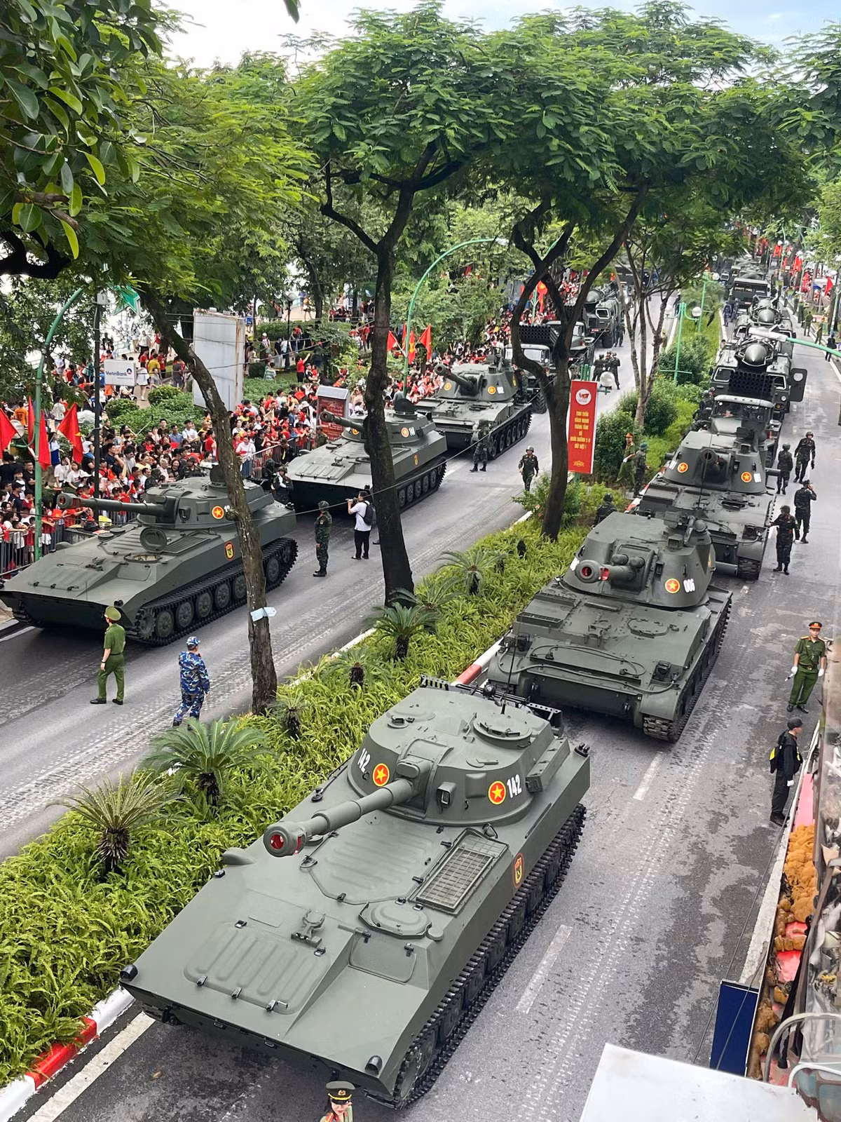 Từ trên cao nhìn xuống đường Thanh Niên, dòng xe quân sự thẳng tắp, uy nghi tiến dần về Quảng trường Ba Đình.