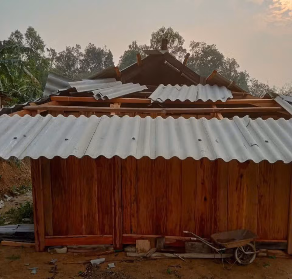 Nhiều mái nhà bị cuốn bay, kết cấu công trình hư hại.