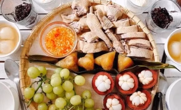 Tết Đoan Ngọ còn được gọi là Tết giết sâu bọ, là dịp để thanh lọc cơ thể và trừ tà, cầu mong sức khỏe, may mắn.