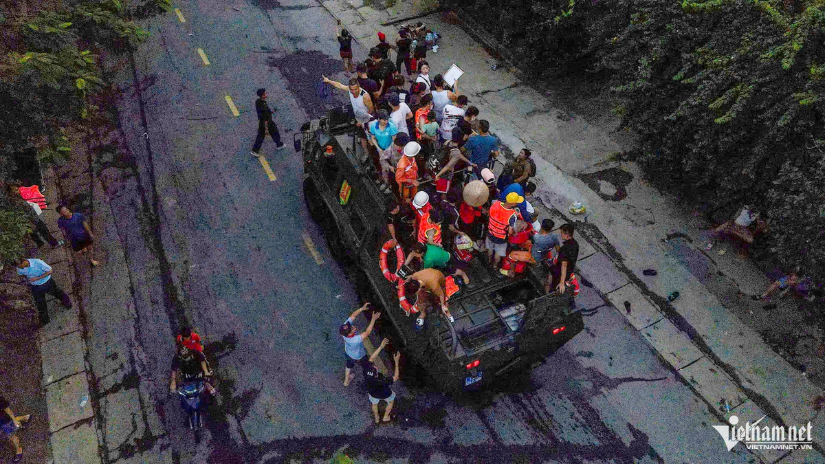 Xe liên tục ra vào đưa người dân đến nơi an toàn.