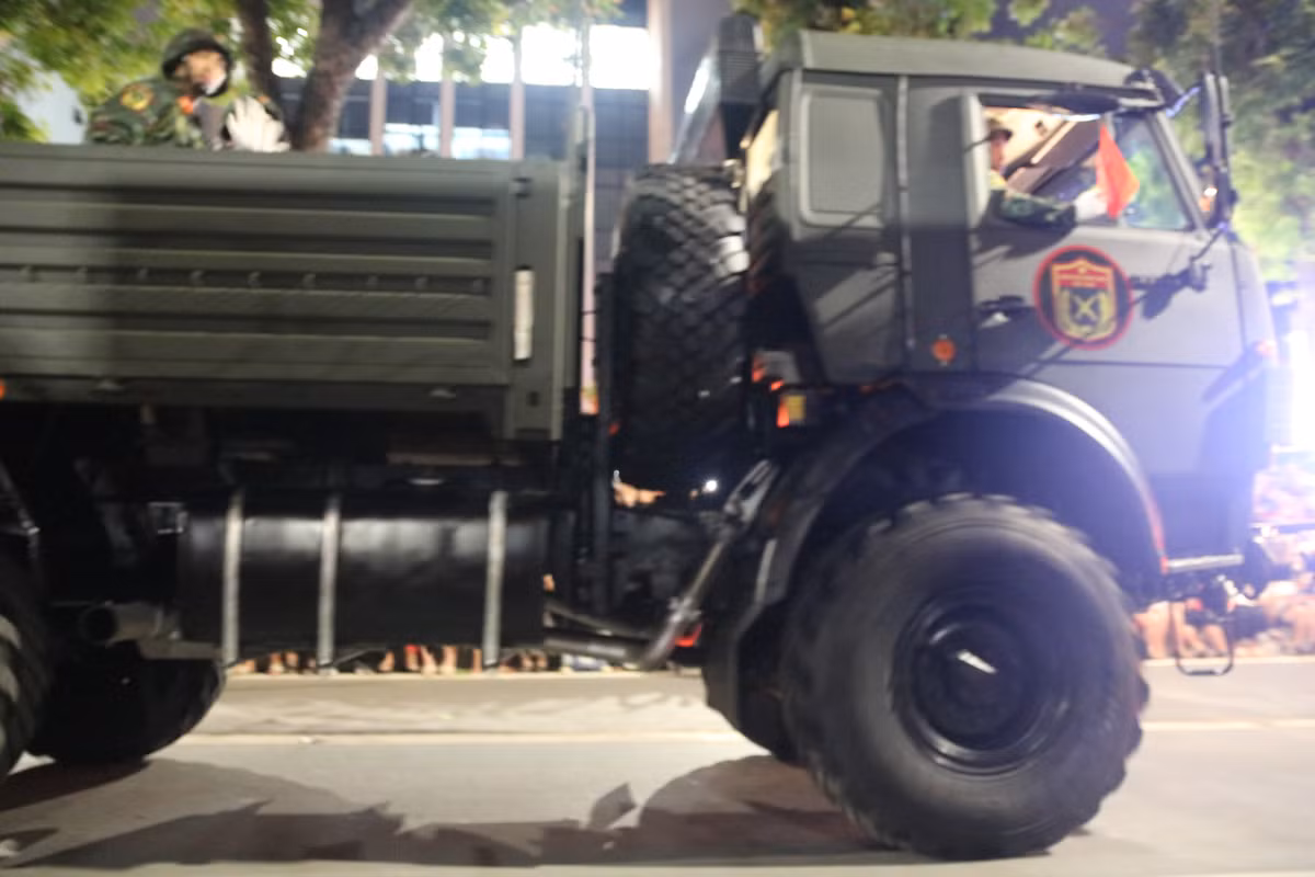 Hướng thứ hai: Nguyễn Thái Học-Giảng Võ-Đường Láng-Trần Duy Hưng-Đại lộ Thăng Long-Lê Quang Đạo-Trường đua F1.