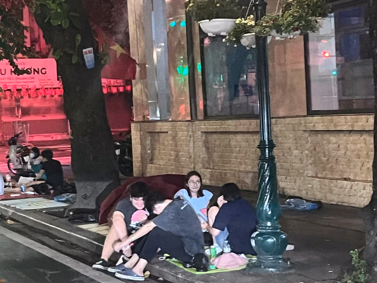 Hầu hết người dân giữ chỗ trong đêm đều đến từ các tỉnh xa, trong đó khá nhiều bạn trẻ. Họ cho biết, muốn xem tận mắt đoàn diễu binh, diễu hành chứ không phải qua màn hình ti vi, để có được trải nghiệm trọn vẹn nhất trong ngày Tết Độc lập.