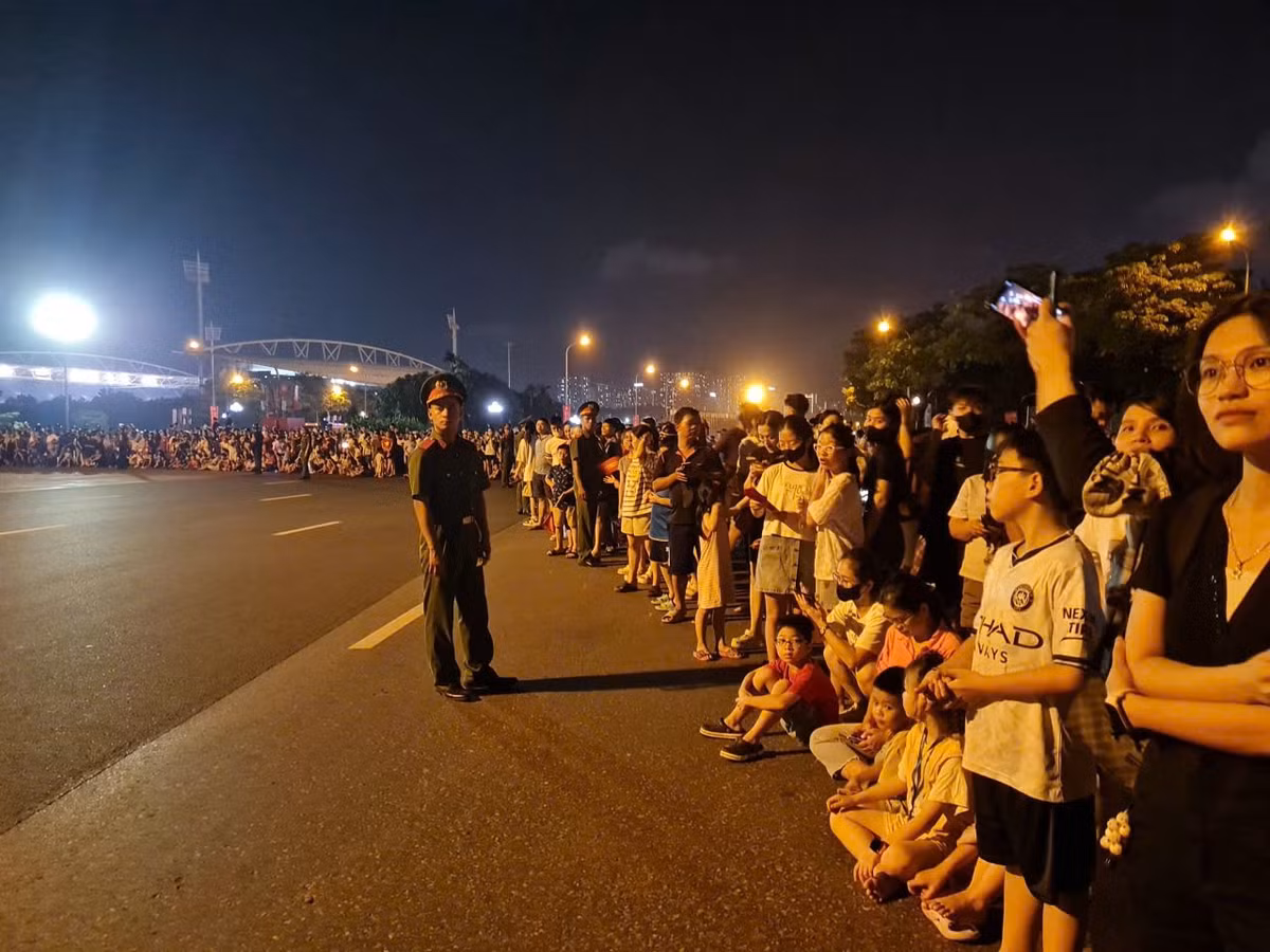 Tuy đông, nhưng tất cả đều xếp hàng ngay ngắn, có trật tự.