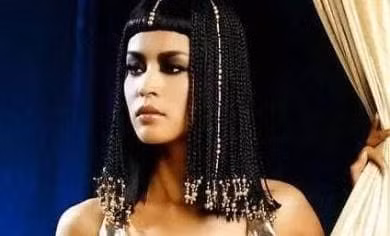 Vậy bà làm thế nào để có được sắc đẹp "nghiêng nước nghiêng thành" và sức quyến rũ kỳ diệu đến say đắm lòng người? Đó là Cleopatra cực kỳ chú trọng từ cách trang điểm, làm đẹp cho tới chế độ ăn uống.