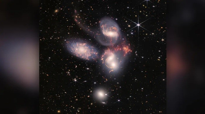 Cụm Quintet với ít nhất 5 thiên hà đang hợp nhất với nhau trong vũ trụ sơ khai - Ảnh: NASA/ESA/CSA