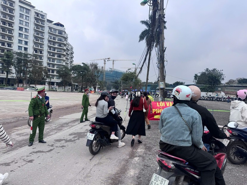 Công an phường Tây Hồ đã chủ động triển khai các tổ công tác thực hiện nhiệm vụ điều tiết, phân luồng giao thông, xử lý các vi phạm trật tự đô thị; đồng thời bố trí lực lượng bảo đảm an ninh, trật tự, phục vụ nhân dân đi lại, sinh hoạt và thực hiện các hoạt động tín ngưỡng an toàn, văn minh tại Phủ Tây Hồ