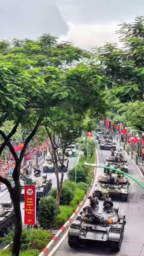 Nhiều người dân xem diễu binh bày tỏ niềm tự hào khi được chứng kiến sức mạnh của quân đội và khí tài quốc phòng Việt Nam.