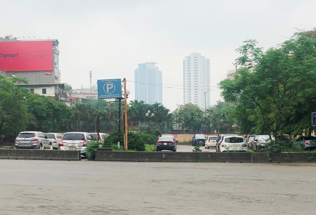 Hiện vị trí này cũng đang là bãi trông xe được cấp phép, đủ điều kiện để vừa tổ chức làm bãi xe ô tô, xe máy vừa có thể lắp đặt thêm trạm, trụ sạc để phục vụ người dân khi cấm xe máy xăng từ vành đai 1.