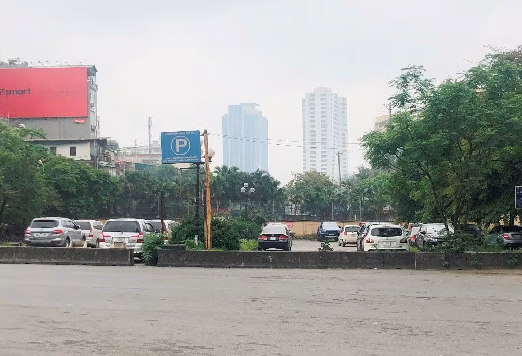 Hiện vị trí này cũng đang là bãi trông xe được cấp phép, đủ điều kiện để vừa tổ chức làm bãi xe ô tô, xe máy vừa có thể lắp đặt thêm trạm, trụ sạc để phục vụ người dân khi cấm xe máy xăng từ vành đai 1.
