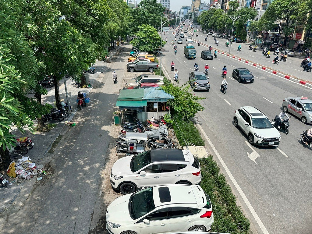 Hiện tại đây cũng đang là bãi trông xe do Cty Khai TNHH MTV Khai thác điểm đỗ xe Hà Nội khai thác, quản lý; bãi xe này cũng đủ điều kiện để lắp thêm các trạm, trụ sạc xe điện phục vụ người dân.