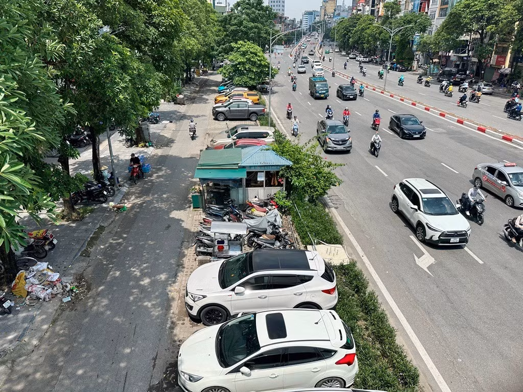 Hiện tại đây cũng đang là bãi trông xe do Cty Khai TNHH MTV Khai thác điểm đỗ xe Hà Nội khai thác, quản lý; bãi xe này cũng đủ điều kiện để lắp thêm các trạm, trụ sạc xe điện phục vụ người dân.