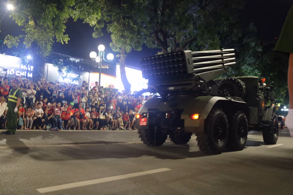 Đoàn xe đi trong sự đón chào nồng nhiệt của người dân.