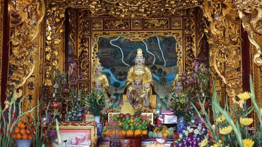 Ban thờ Mẫu Thần Long ở đền Tiên Cát.