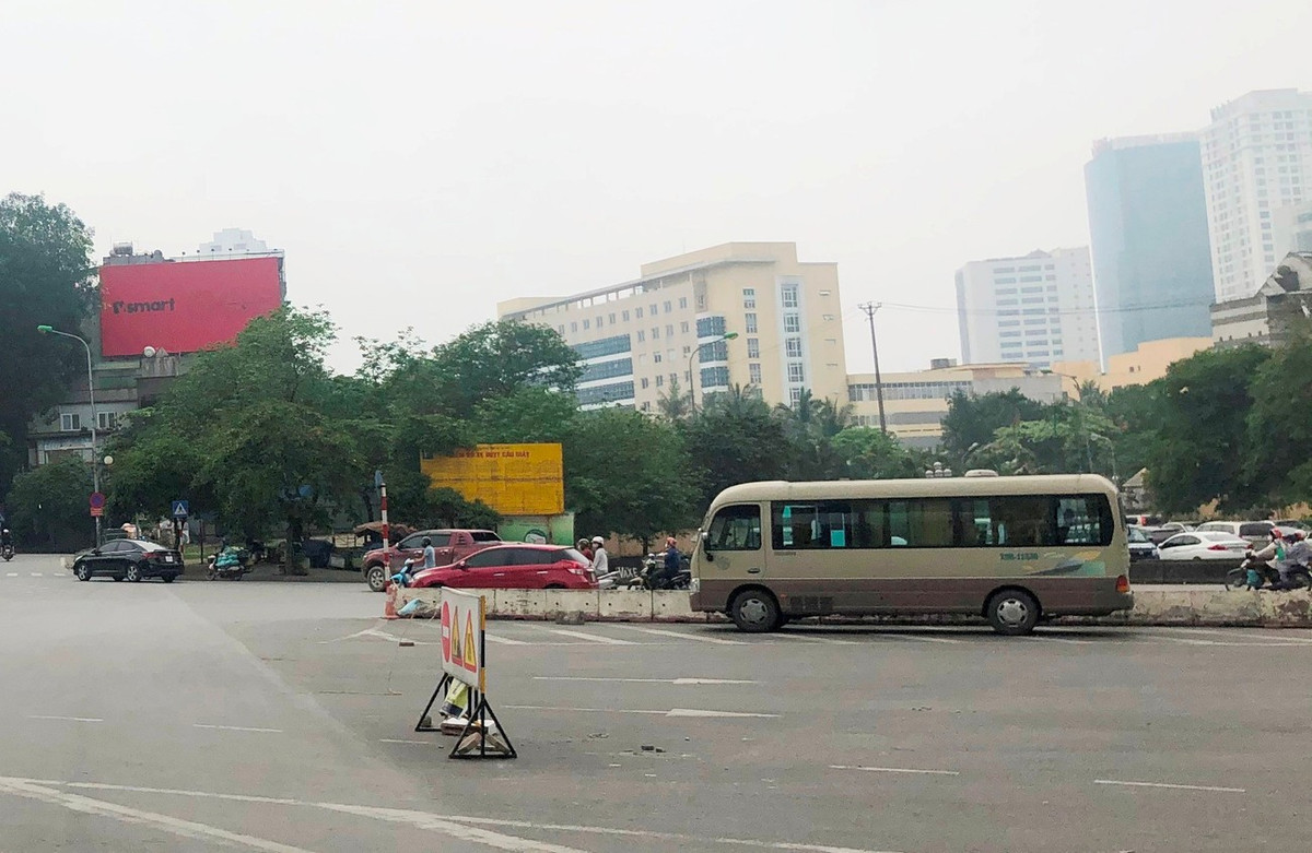 Bãi xe thứ 4 được khảo sát là khu đất trống tại nút giao đường Đê La Thành (vành đai 1) - Kim Mã - Cầu Giấy theo chiều Cầu Giấy - Đê La Thành.