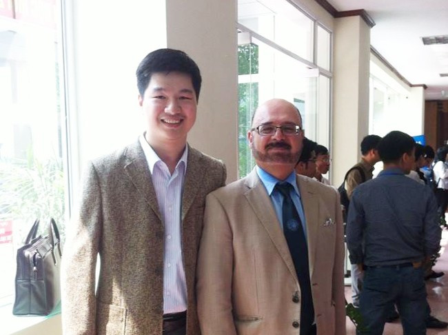 TS. Lê Hoàng Sơn cùng GS. Hamido Fujita – Tổng biên tạp chí Knowledge-Based Systems tại hội nghị quốc tế KSE 2014. Ảnh: VNU.