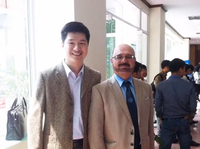 TS. Lê Hoàng Sơn cùng GS. Hamido Fujita – Tổng biên tạp chí Knowledge-Based Systems tại hội nghị quốc tế KSE 2014. Ảnh: VNU.