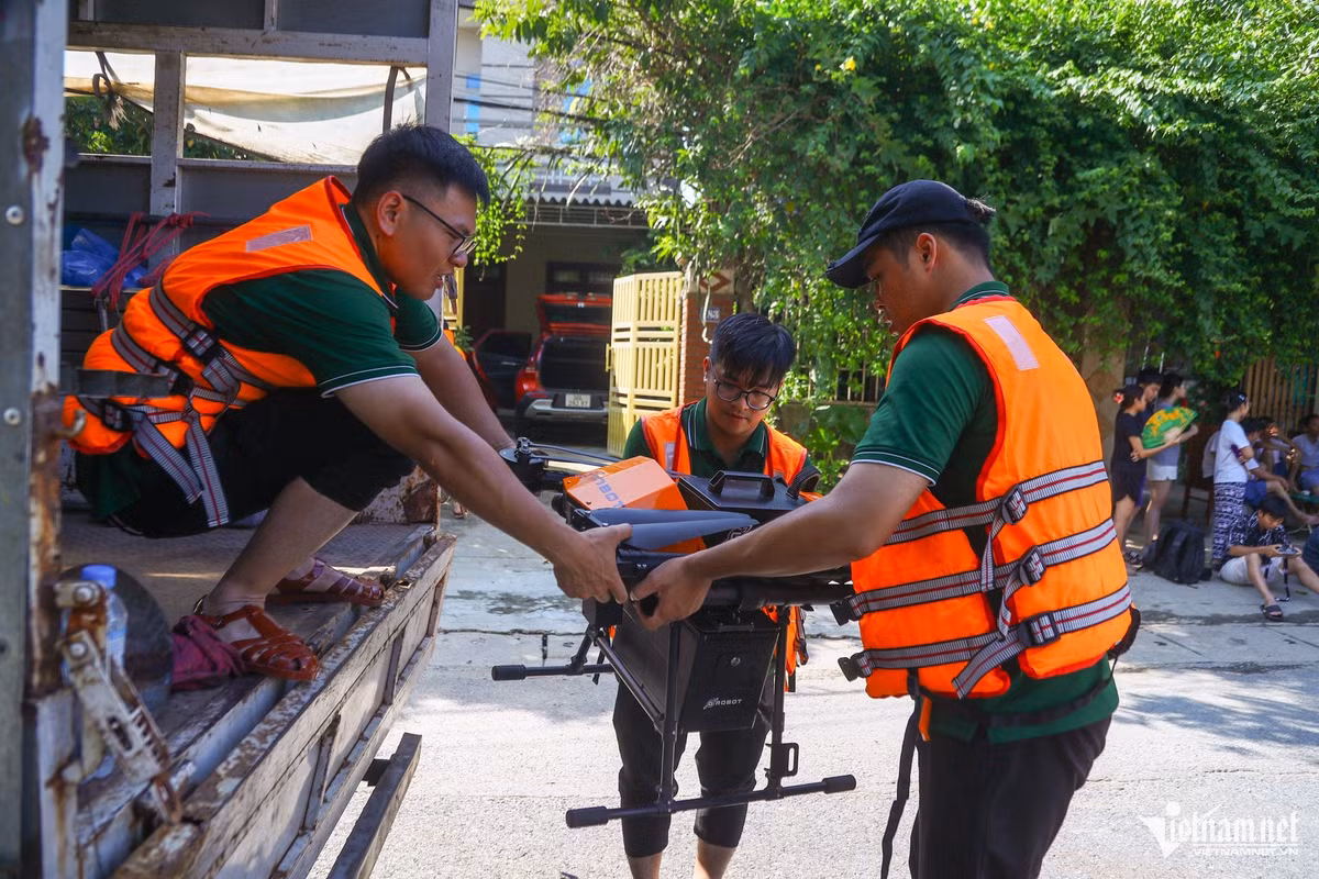 Để việc cứu hộ nhanh chóng tiếp cận tới các vùng có bà con đang bị cô lập, lực lượng chức năng sử dụng drone (máy bay không người lái) quan sát từ trên cao.