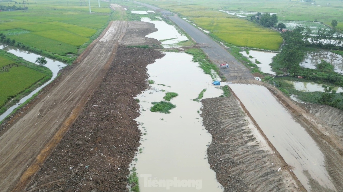 Nhiều đoạn mặt bằng dự án đường song hành đoạn qua quận Hà Đông cũ do bàn giao &quot;xôi đỗ&quot;, máy móc thi công không tiếp cận được, khi mưa xuống mặt bằng dự án bị ngập trong nước.